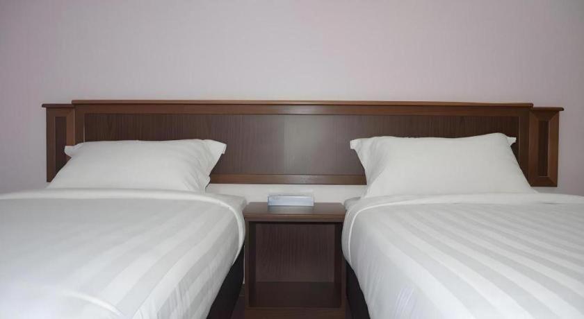 Id Hotel Yayasan Segamat Exterior photo